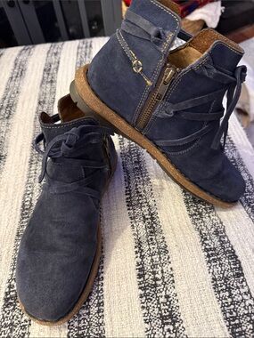 GUC Born Navy Suede Ankle Boots w/Side Zip Born, suede, flannel, bohemian, cozy